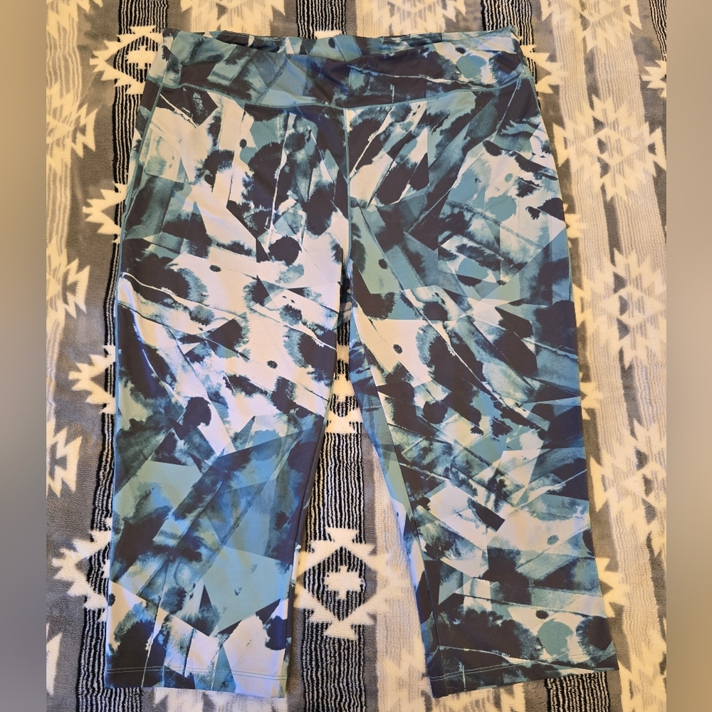 Abstract Green Crop Leggings - Dare2Be